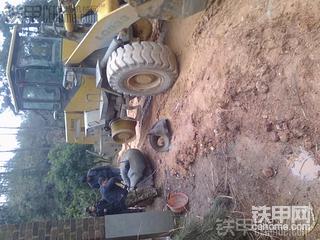铲车胎坏了，挖机来帮忙