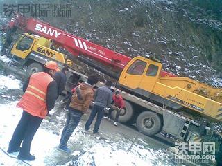 翻车了下雪山上·········