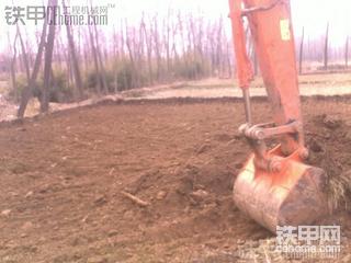 我的日立70  在鄉(xiāng)下裝土   拍的時(shí)候車都下班了  在麥田裝的