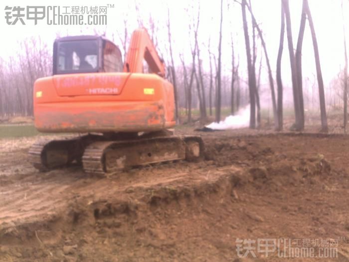 我的日立70 在鄉(xiāng)下裝土 拍的時(shí)候車都下班了 在麥田裝的