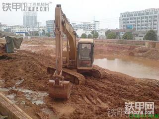 这工地环境够恶劣,尿尿都得在车漂下来!