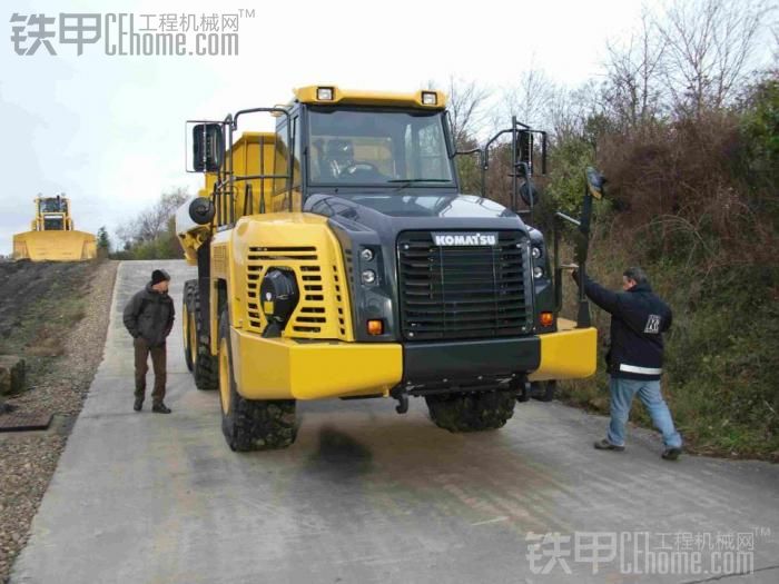 新小松絞接式自卸車