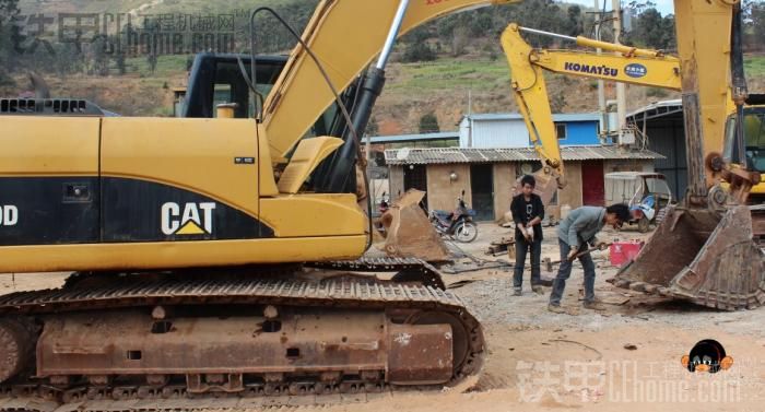 CAT320D...65W