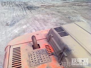 工地上的240挖機(jī)