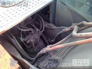 工地上的240挖機(jī)