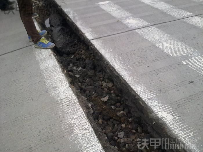 上海塌方，埋掉9台挖机