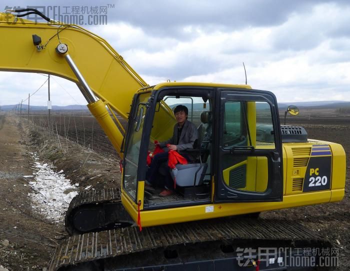 我的爱车小松PC220-8M0挖掘机