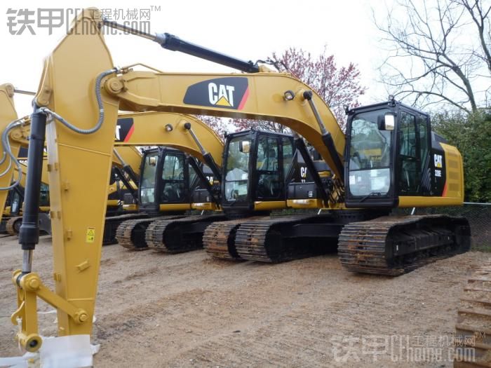 卡特工廠外面工地，放了320E及324EL長臂挖掘機(jī)、349E、336E。