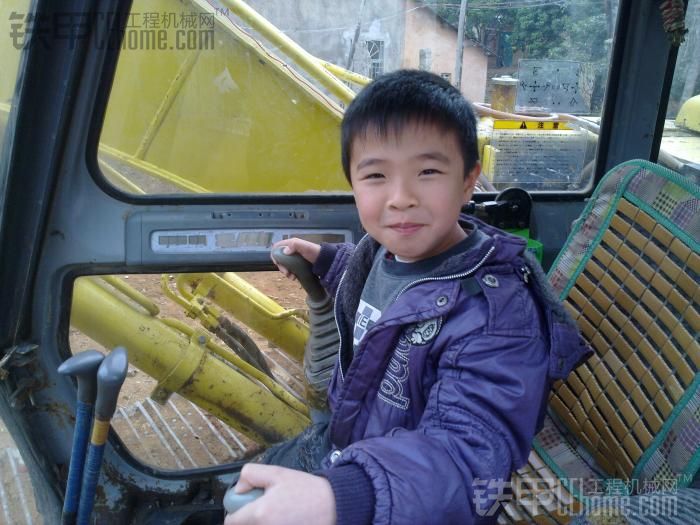 小孩學(xué)挖機 培養(yǎng)接班人從這個時候開始