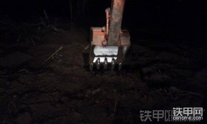 漆黑的夜，為了生存，繼續(xù)加班
