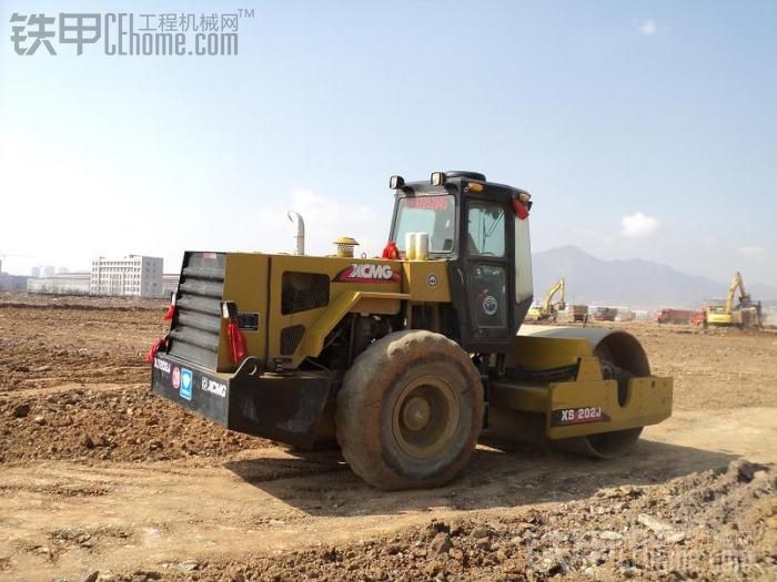 壓路機(jī)在奇瑞干停車場(chǎng)