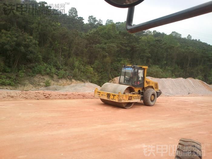 今天工地交路基啦，4臺壓路機(jī)齊上陣趕交給路面隊啊