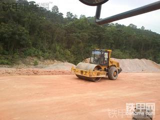 今天工地交路基啦，4台压路机齐上阵赶交给路面队啊