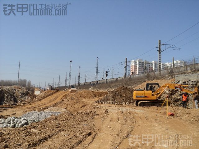 鐵甲加油車給鐵甲壓路機(jī)加油