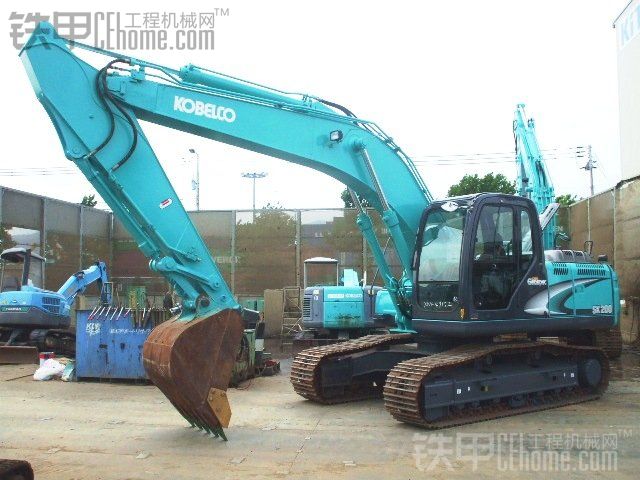 神鋼SK200挖掘機(jī)美圖