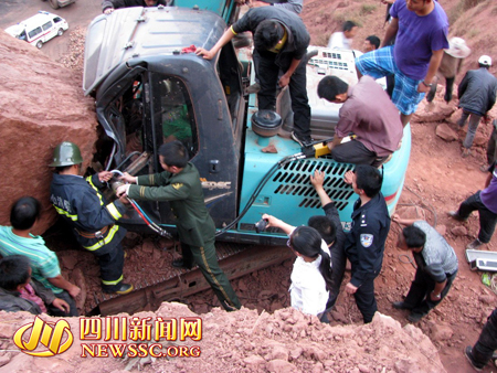 30吨巨石砸中挖掘机 凉山消防30分钟救出被困驾驶员（转）