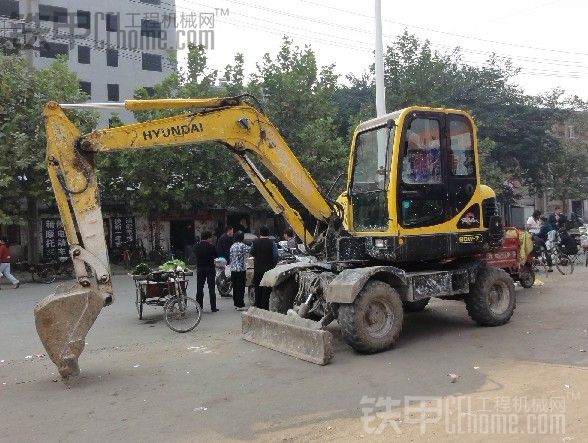 大家进来看看我的现代60-7轮挖 超级漂亮 保养的很好 发动机 液压泵 分配器都没有动过