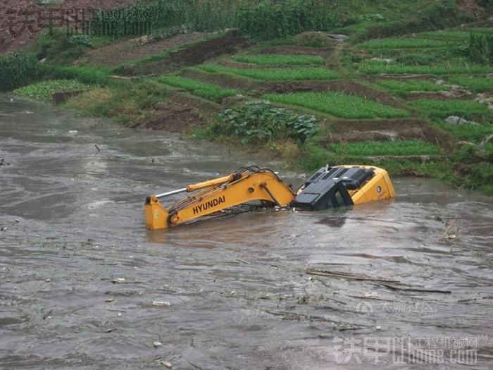 發(fā)大水，挖機給沖到河里去了