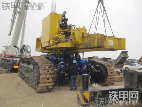 中国首台小松PC2000矿用挖掘机组装中