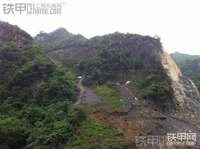 料場(chǎng)采用硐室爆破，效果不好