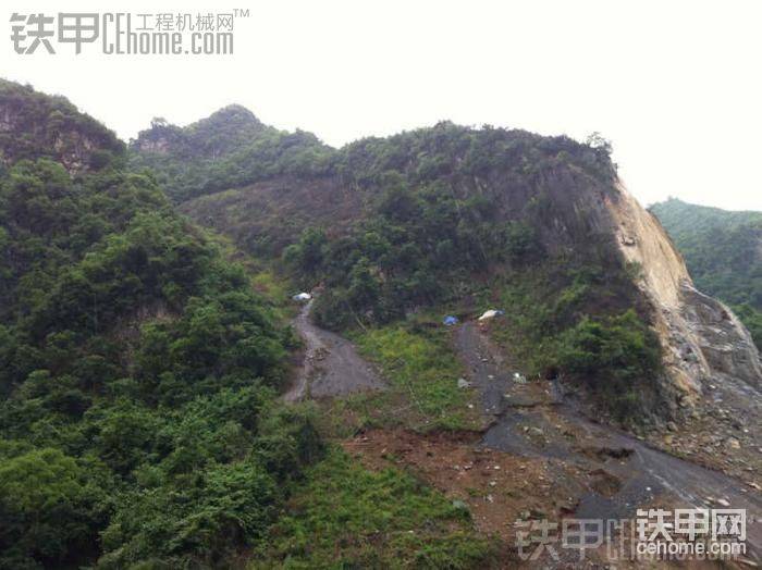 料場采用硐室爆破，效果不好