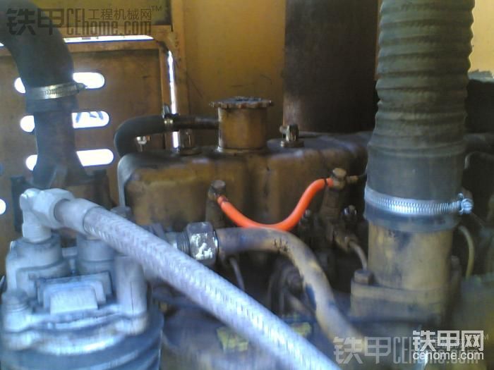 那根黃色的管子是回油管，崩了兩回了。汗~！