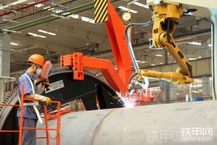 大噸位起重機伸臂采用機器人焊接