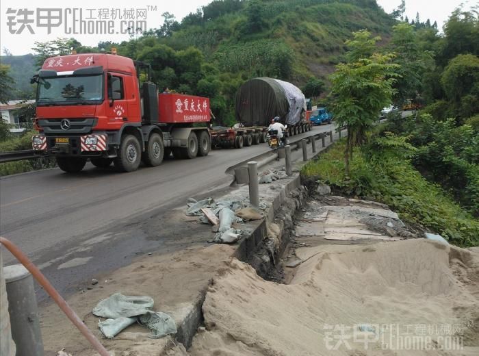 很久沒發(fā)貼了~~前面警車開道，856拉大奔.855拉火車