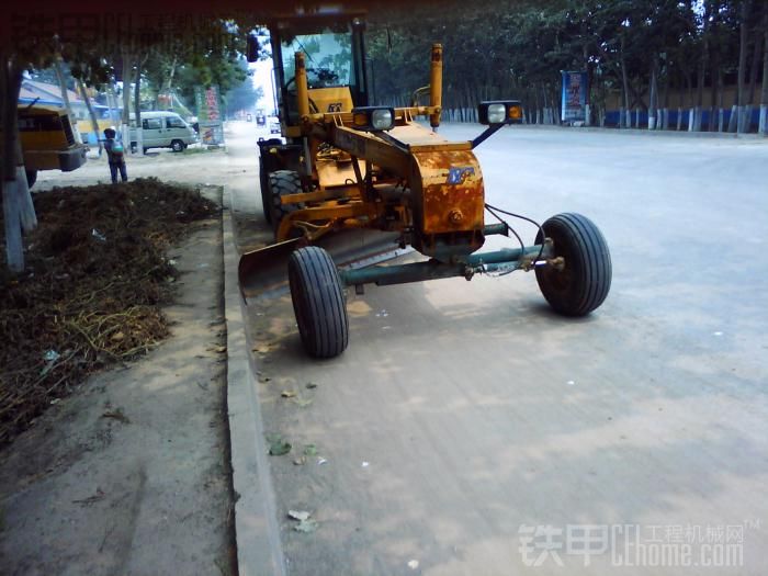 真给力. 20装载机改的平地机呢吧 现在都能仿了