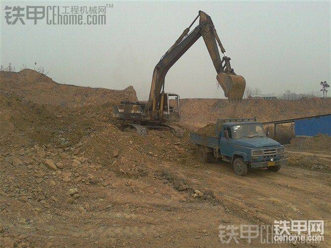 現(xiàn)在是在裝土然后這個小華川車把土運到車間，在用粉碎機粉碎做磚頭