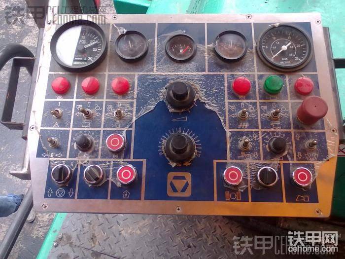 攤鋪機(jī)操作臺