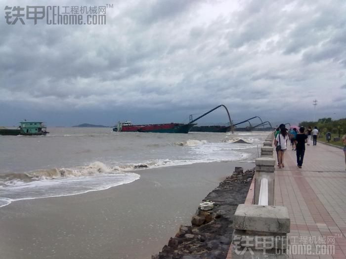 大家速速?lài)^ 海邊拍到一群挖機(jī) 清一色。。。。。