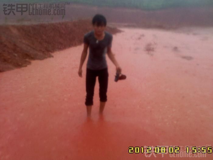 突然下起了暴雨，我也玩起了水……