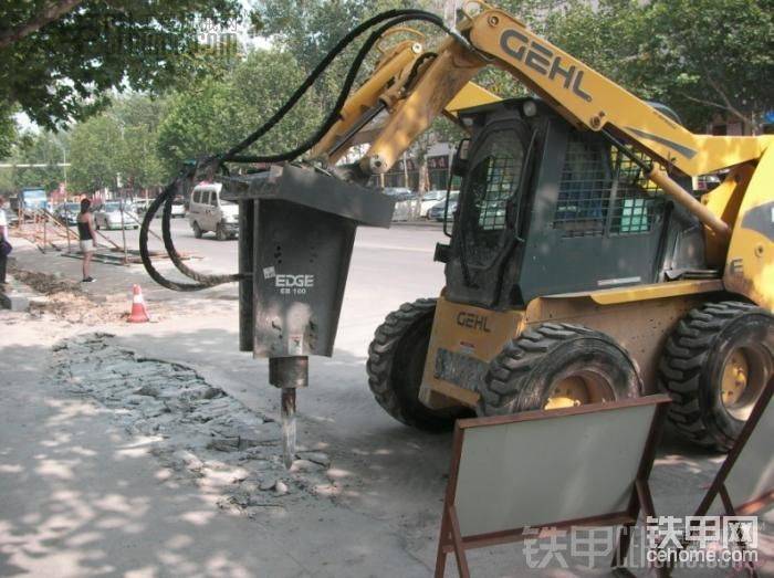 實拍GEHL滑移裝載機破碎路面