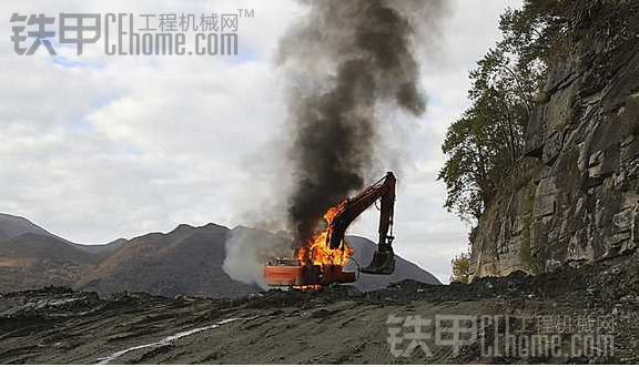 這么新的挖機(jī)被燒成廢鐵；（夏季高溫，警惕挖掘機(jī)自燃）