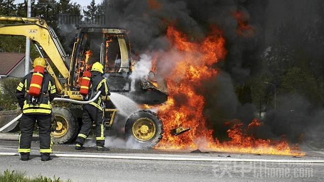 這么新的挖機(jī)被燒成廢鐵；（夏季高溫，警惕挖掘機(jī)自燃）