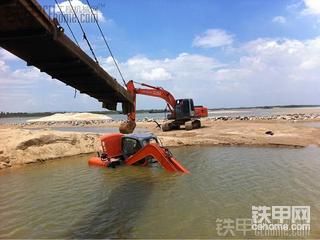 朋友的ZX70沉水里去了。去幫他拉起來