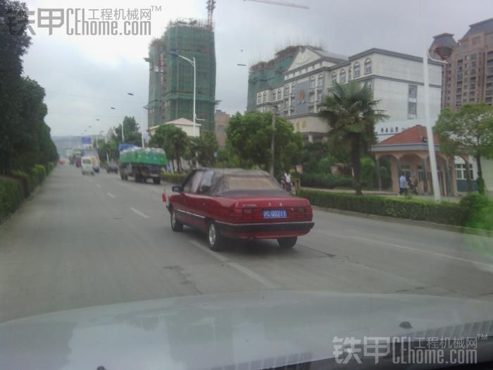 紅旗飄揚(yáng) 紅旗牌敞篷車 神吶……