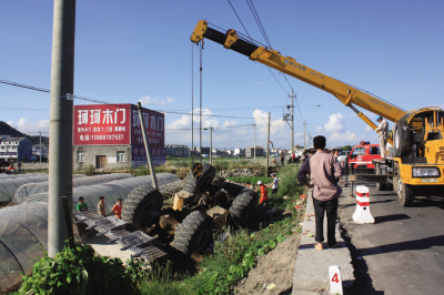 新來一司機(jī)，開車回家，不知道怎么地就翻了 ，人也死了