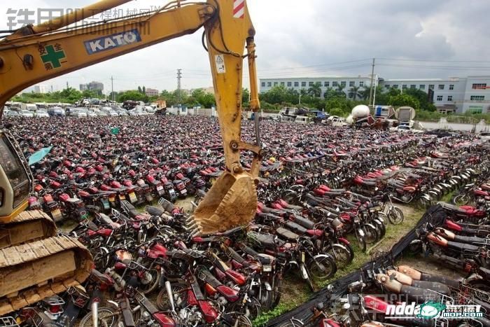 轉(zhuǎn)“摩托車與挖掘機(jī)親密接觸