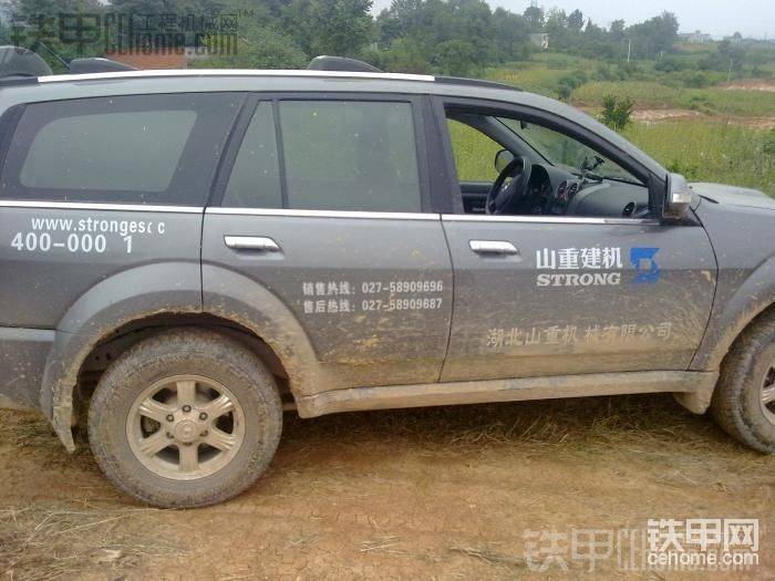 這車，進(jìn)工地就是個(gè)坦克。呵呵，開車的哥們太猛了