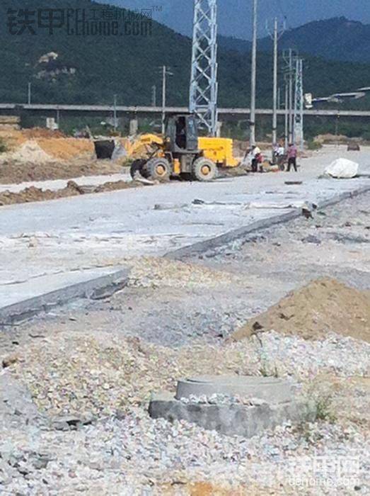 這是水泥路班組廈工小鏟車