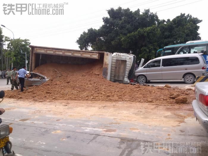 珍惜生命遠離泥頭車，剛剛拍到的嚴(yán)重車禍。