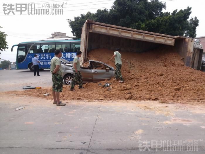 珍惜生命遠離泥頭車，剛剛拍到的嚴(yán)重車禍。