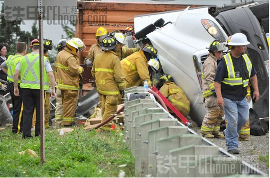 挖掘機，裝載機聯(lián)合救援側(cè)翻大卡車。（甲友幫忙分析一下裝載機品牌和用途）