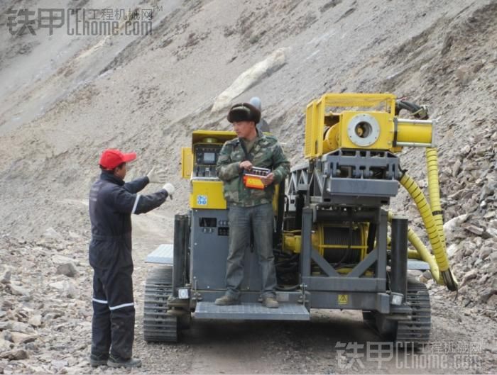 C6C地质勘探钻机在海拔5200的昆仑山脉图片