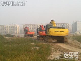 工地开槽之日立ZAXIS330-3G拉陕汽德龙F3000十轮自卸车