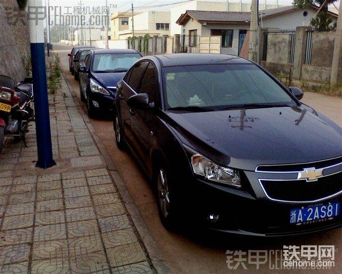 都是挖機駕駛員的車