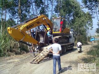 寶馬裝載機(jī) 之 準(zhǔn)備下拖車的新機(jī)三一215-8