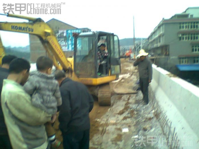 大橋維修之挖機(jī)、鏟車(chē)大戰(zhàn)混泥土塊